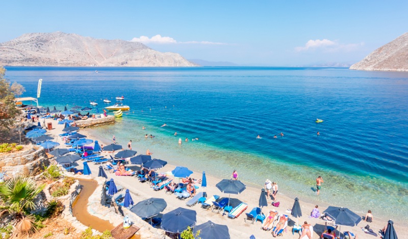 Η παραλία Νος είναι μια από τις πιο όμορφες ελληνικές παραλίες και βρίσκεται πολύ κοντά στον οικισμό της Σύμης